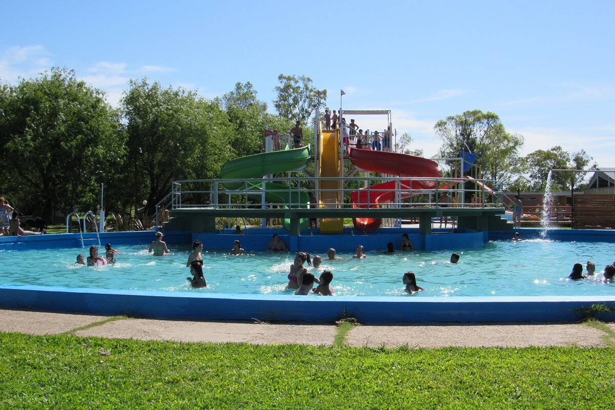 Parque acuático con toboganes