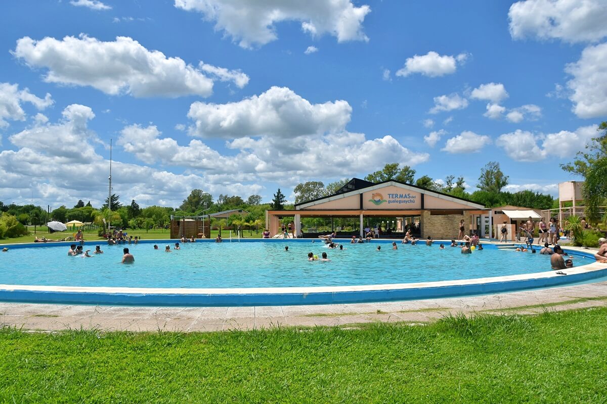 Piscina de verano del complejo